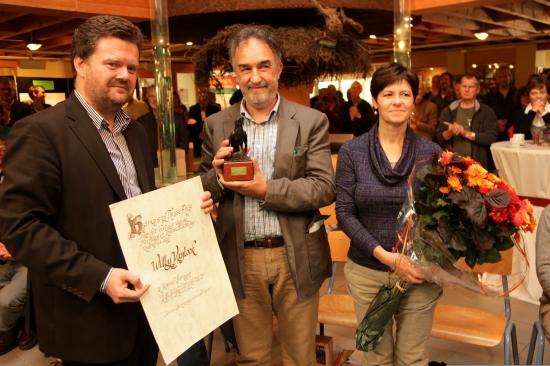 Willy Vanlook (midden) ontvangt de Heimans en Thijsse Prijs 2010 uit handen van Frank Smeets