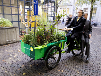 Cees Veerman overhandigt vierkante meter natuur aan voorzitter MKB-nederland