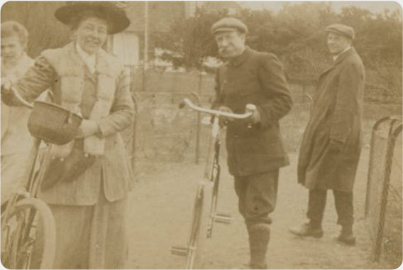 Jac. P. Thijsse en echtgenote bij een bezoek aan het Kopje van Bloemendaal, omstreeks 1910